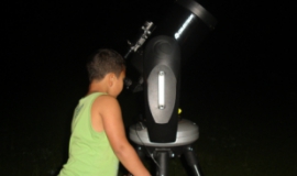 Além de aulas, iniciativa terá atividades como observação do céu com telescópio e sessões de planetário