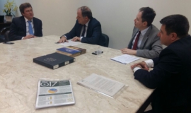 Reitor Marcus Tomasi, vice Leandro Zvirtes e pró-reitor Leonardo Secchi conversam com parlamentares