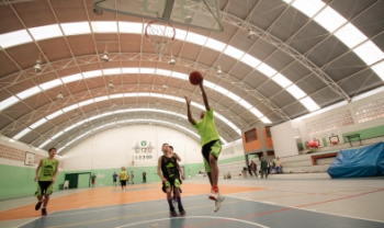 Em Florianópolis, universidade tem atividades esportivas, como projeto Baby Basquetebol