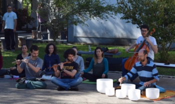 Três alunos de música da Udesc Ceart tocaram flautas e violoncelo durante atividade