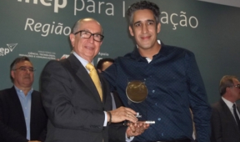 Professor Jara recebe prêmio do presidente da Finep, Marcos Cintra