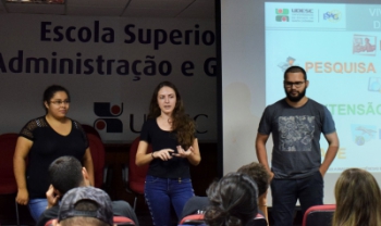 Bruna Soto, Fernanda Silva e Leonardo Nascimento, alunos de Economia