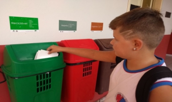 Residuários foram instalados nos locais que serviram de alojamento para separação correta do lixo (orgânico, reciclável e rejeitos)