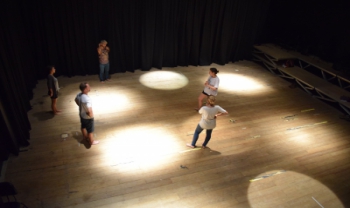 Oficina Entre luzes e percepções: a iluminação na preparação do corpo atuante, com Priscila Costa. Foto: Laís Moser
