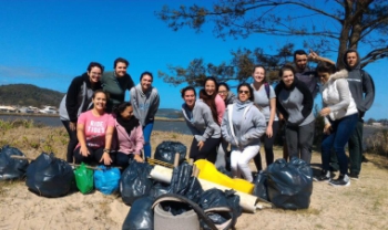 Acadêmicos do Projeto Nada é Lixo, da Udesc Laguna, participam de mutirões de limpeza em praias