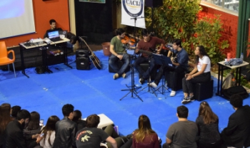 Estudantes fazem aprsentação musical durante o Dia Acadêmico de Administração Pública