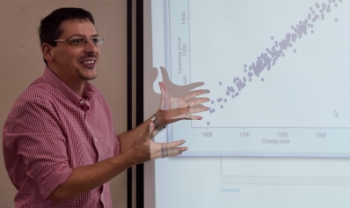 Professor Fernando Pozzobom coordena o projeto de ensino Tópicos Especiais em Econometria