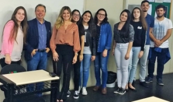 Marina Ferraz, ao lado do professor Octávio Lebarbenchon e alunos da Udesc Esag