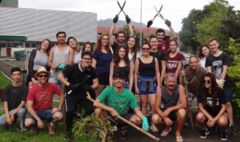 Turma de alunos de Administração Pública faz mutirão na área verde do campus da Udesc em Florianópolis