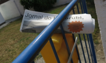 Distribuição do Jornal do Itacorubi realizad por alunos do Observatório Móvel - foto: Observatório móvel