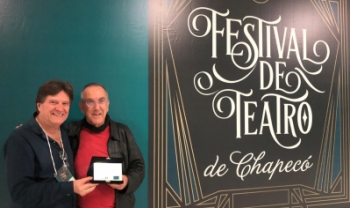 José Ronaldo Faleiro, da Udesc Ceart, recebeu homenagem por sua contribuição ao desenvolvimento do teatro no município
