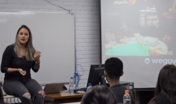 Gabriela Tamura apresenta aos alunos a experiência do WeGov