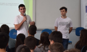 Estudantes Matheus Alban e Lucas de Figueiredo, do curso de Administração Empresarial