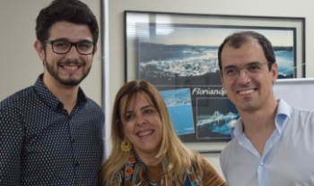 André Manoel, ao lado da orientadora Carolina Andion e do diretor de pesquisa e pós-graduação, Rafael Tezza
