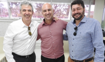 Metzner (ao centro), entre Luiz Coelho e Dilmar Baretta, futuros vice-reitor e reitor