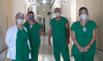 Profissionais do Hospital de Laguna utilizando as máscaras feitas pela Udesc Laguna