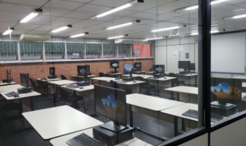 Laboratório de Informática da Udesc Esag preparado para uso na pandemia