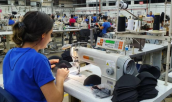 Costureira em indústria têxtil de Santa Catarina