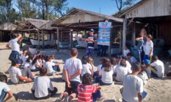 Projeto une stand up paddle com limpeza de praias e educação ambiental