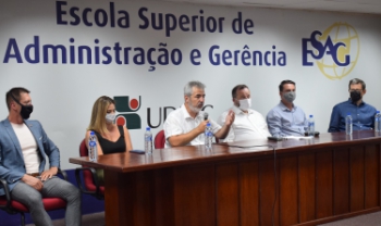 Vice-reitor Luiz Fernando Coelho (ao centro, com o microfone))