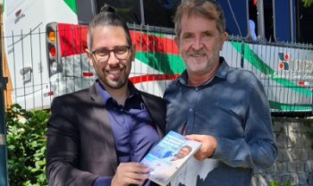 Paulo Sérgio (à esq.) entregou livros ao diretor-geral da Udesc Cefid, Joris Pazin