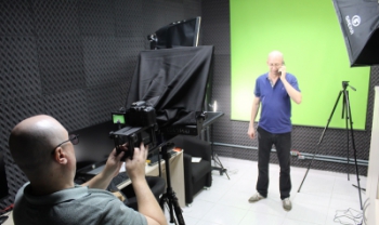 Sala de filmagem conta com diversos equipamentos e vedação de som especial
