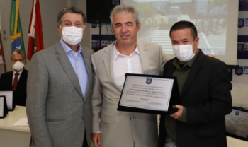 Vice-reitor Luiz Coelho recebeu homenagem por apoio da Udesc no combate à pandemia