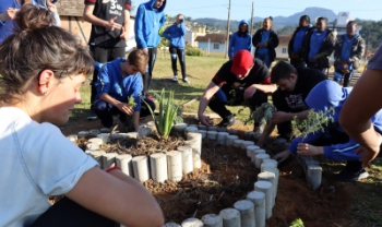 Projetos pretendem implantar hortas na escola
	e na Udesc Alto Vale - Fotos: Divulgação