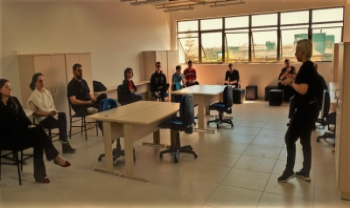 Legenda:  o Espaço de Coworking foi apresentado na última quinta-feira para
	professores e alunos participantes de projetos na Udesc Joinville