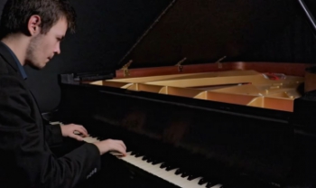 João Niespodzinski, aluno da Udesc Ceart, interpreta obra em piano de cauda
