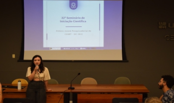 Maria Clara Máximo de Souza fala sobre sua pesquisa. Foto: Laís Moser