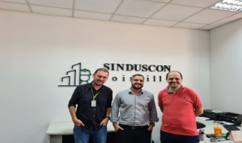 Legenda: a Udesc Joinville terá apoio do SiNDUSCON para divulgar os editais de
	licitação. Foto: da esq, p/ dir: Evandro Fuechter, Carlos Lopes e Claudinei Wisser