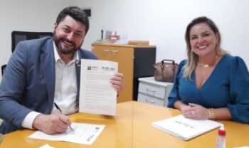 Baretta e a presidente da Fecam, Milena Lopes, assinaram acordo