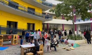 Crianças de unidades educativas que são campos de estágio
	do curso de Pedagogia participaram da Praça de brinquedos
	e brincadeiras (Fotos: Carol Hommerding/Ascom)