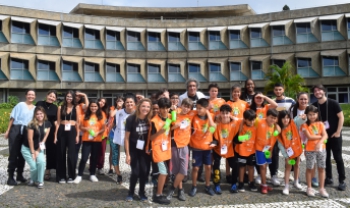 Equipes do Esag Kids e IGK com as crianças, em frente ao prédio da Reitoria da Udesc