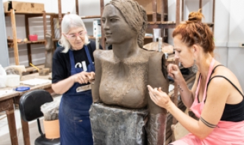 Vilma Villaverde trabalha em escultura durante o FIK 2020. Foto: Verônica Gazola.