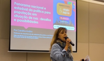 Professora Carolina Andion, da Udesc Esag, em apresentaão durante
	o Seminário Estadual de Políticas para a População de Rua