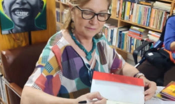 Professora Marlene autografou o livro durante o 
	lançamento no último sábado. Foto: Divulgação