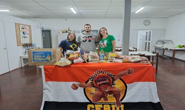 Iraci, Pedro e Raquel durante a entrega dos alimentos - Foto:
	Divulgação