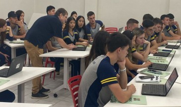 Alunos participaram de oficinas dos três cursos de
	graduação - Foto: Divulgação