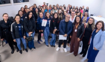 Professor Lourival (ao centro) palestrou sobre  alfabetização e aprendizagem.