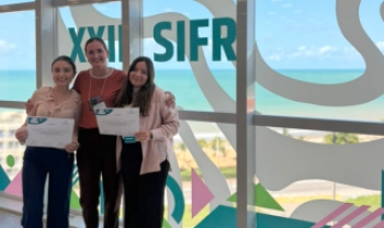 Professora Manuela com alunas premiadas: Marina (à esq.) e Mariana